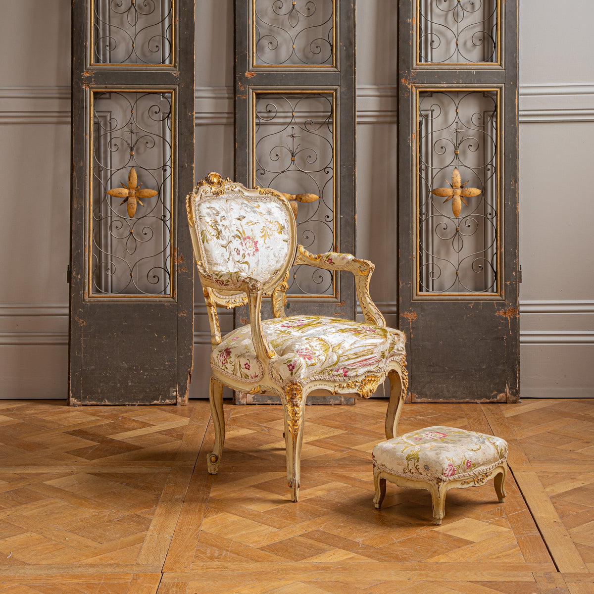 19th Century Italian Carved Gilt-wood Salon Suite - Sofa, Chairs & Footstools - La Maison London