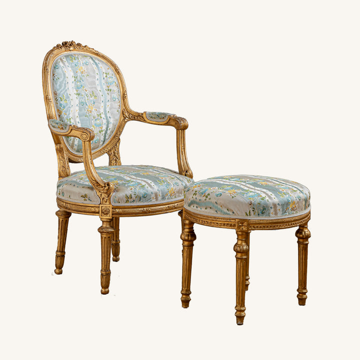 Sillón francés estilo Luis XVI de madera dorada y taburete para pies, hacia finales de 1800