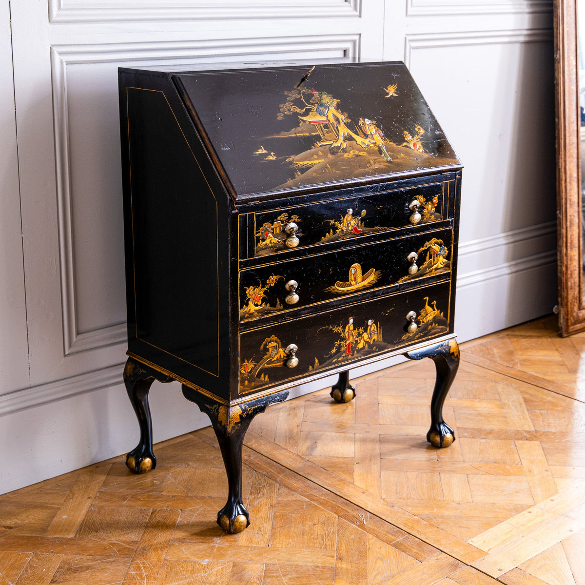 Early 20th-Century Black Japanned Gilt Chinoiserie Bureau - La Maison London