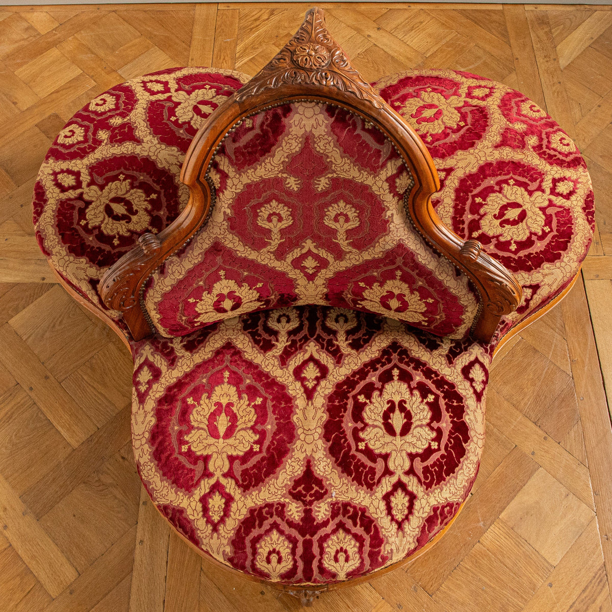 Italian Louis XV Style Three-Seater Confidente Sofa In Walnut Wood, Circa early 1900's - La Maison London