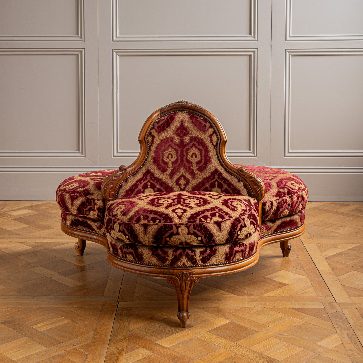 Italian Louis XV Style Three-Seater Confidente Sofa In Walnut Wood, Circa early 1900's - La Maison London