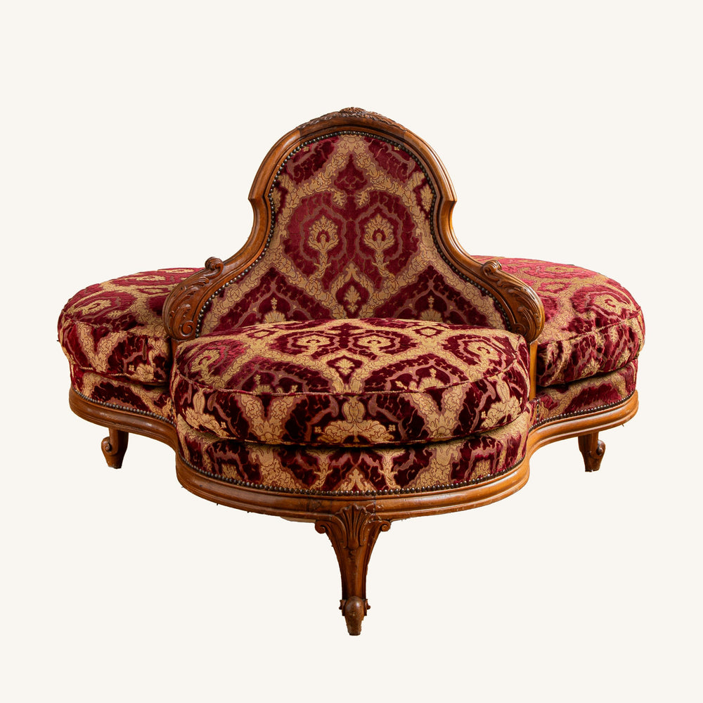 Italian Louis XV Style Three-Seater Confidente Sofa In Walnut Wood, Circa early 1900's