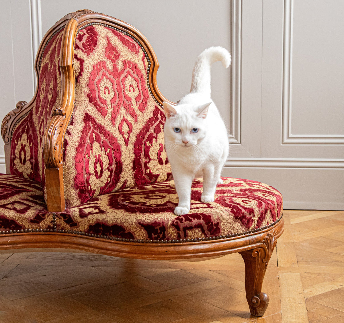 Italian Louis XV Style Three-Seater Confidente Sofa In Walnut Wood, Circa early 1900's - La Maison London