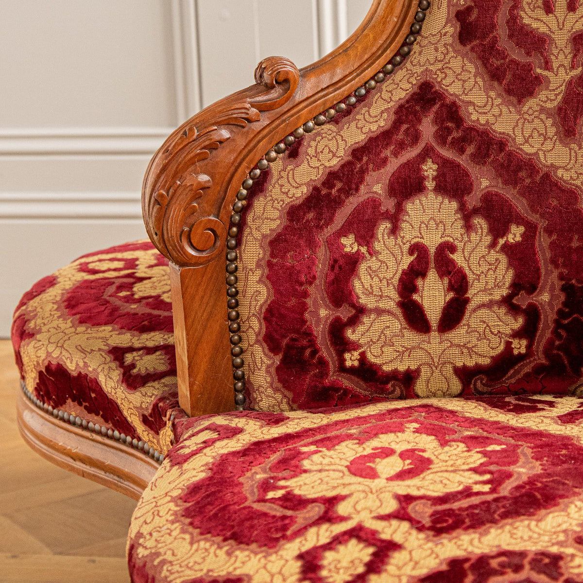 Italian Louis XV Style Three-Seater Confidente Sofa In Walnut Wood, Circa early 1900's - La Maison London