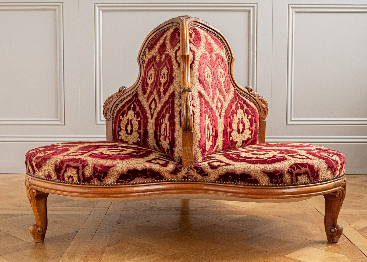 Italian Louis XV Style Three-Seater Confidente Sofa In Walnut Wood, Circa early 1900's - La Maison London