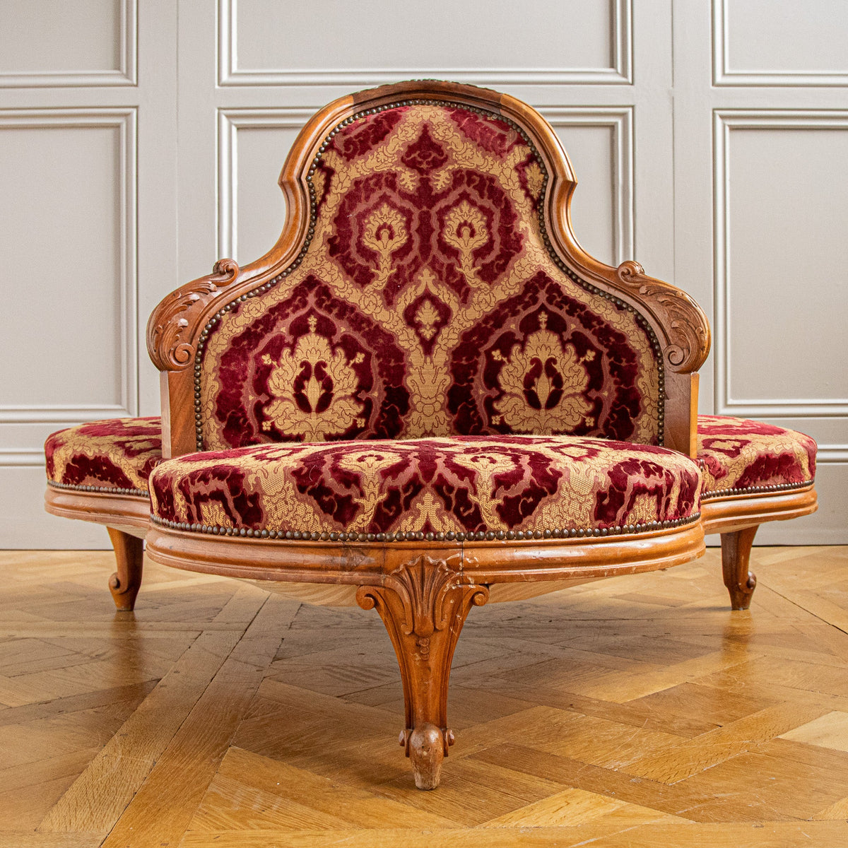 Italian Louis XV Style Three-Seater Confidente Sofa In Walnut Wood, Circa early 1900's - La Maison London
