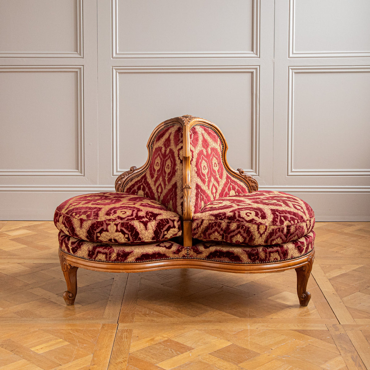 Italian Louis XV Style Three-Seater Confidente Sofa In Walnut Wood, Circa early 1900's - La Maison London