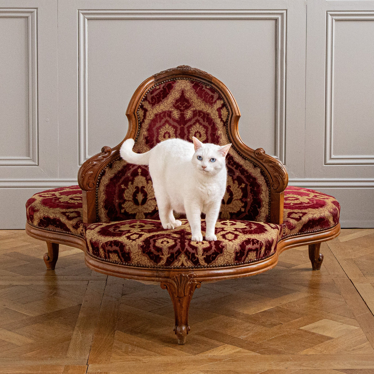 Italian Louis XV Style Three-Seater Confidente Sofa In Walnut Wood, Circa early 1900's - La Maison London