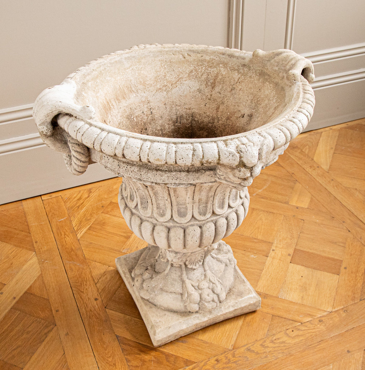 Pair Of Decorative Italian Garden Urns In Reconstituted Stone, Circa Mid 1900's - La Maison London