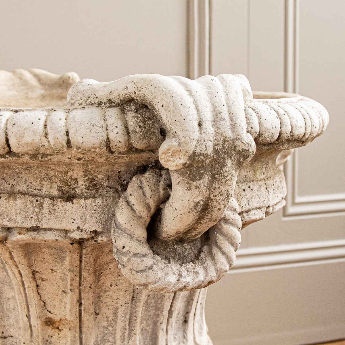 Pair Of Decorative Italian Garden Urns In Reconstituted Stone, Circa Mid 1900's - La Maison London