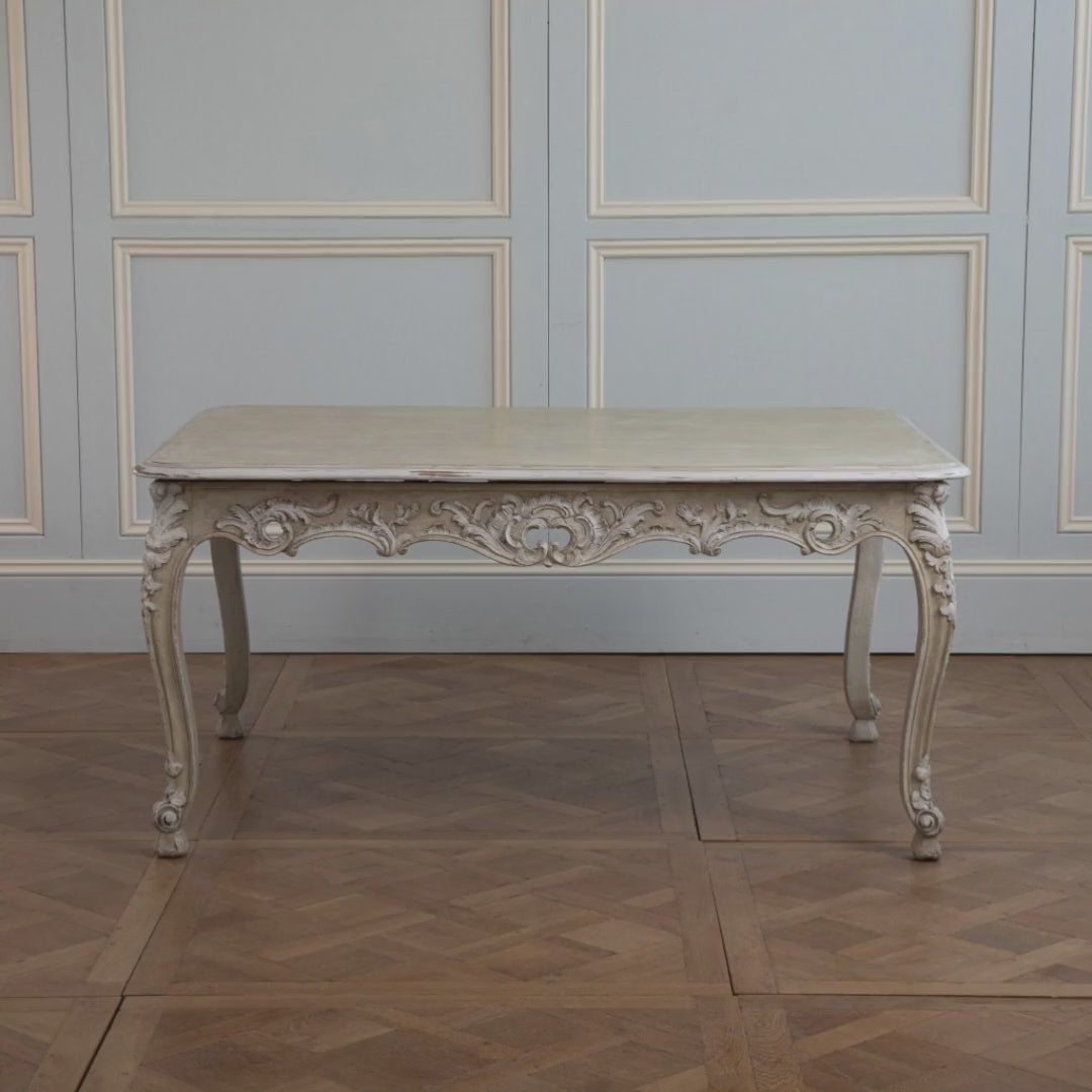 Mesa estilo Luis XV