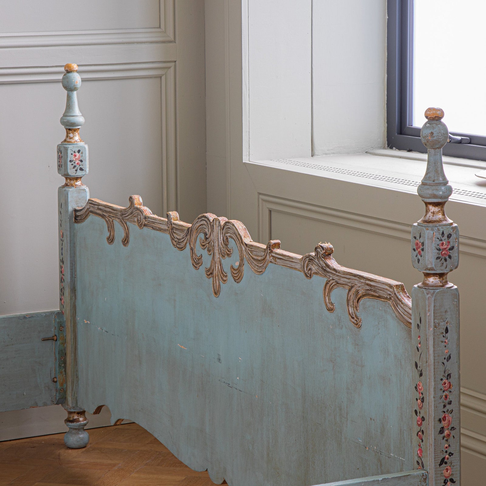 Large Venetian Bed With Original Hand Painted & Gilt Wood Finish - La Maison London