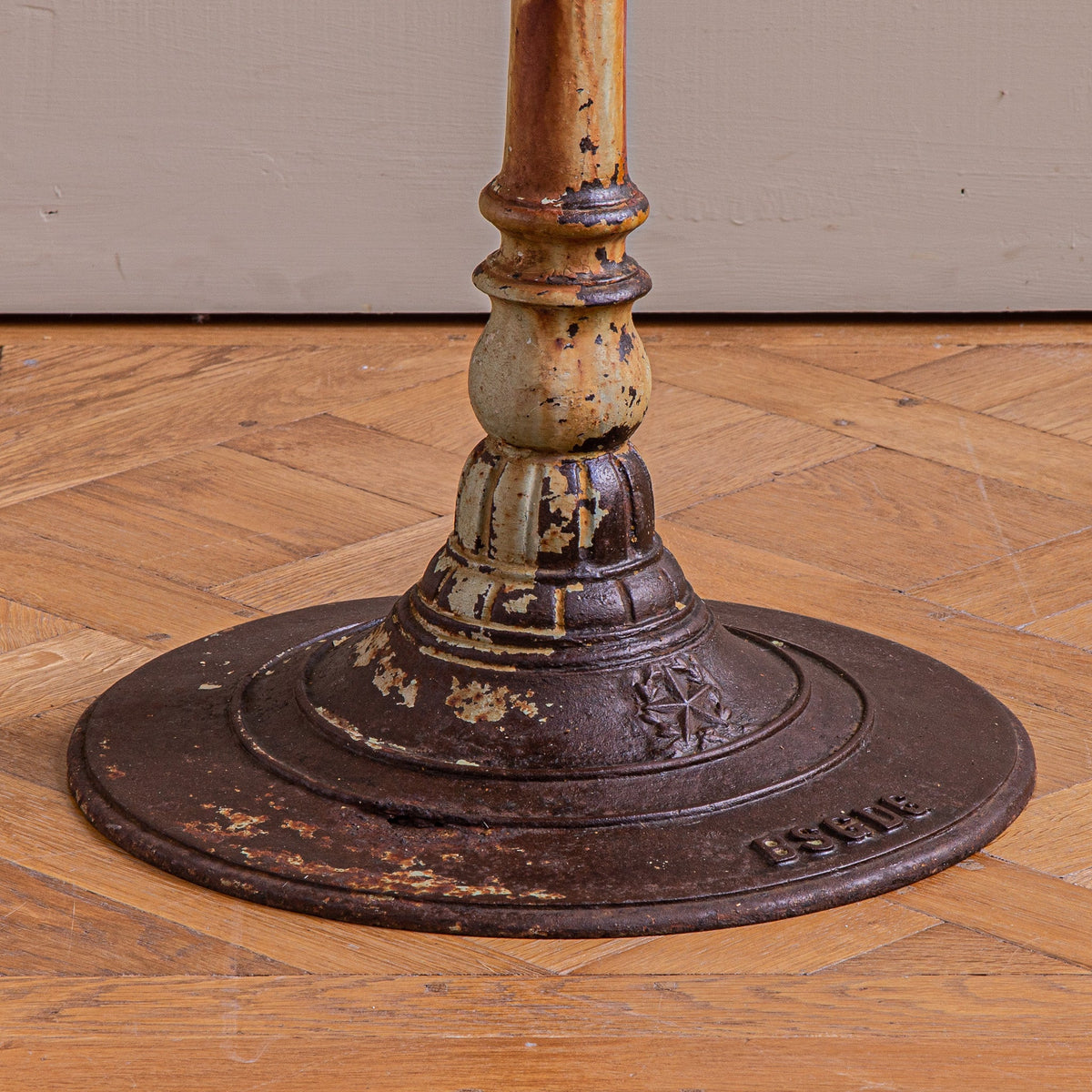 round-french-cast-iron-bistro- 